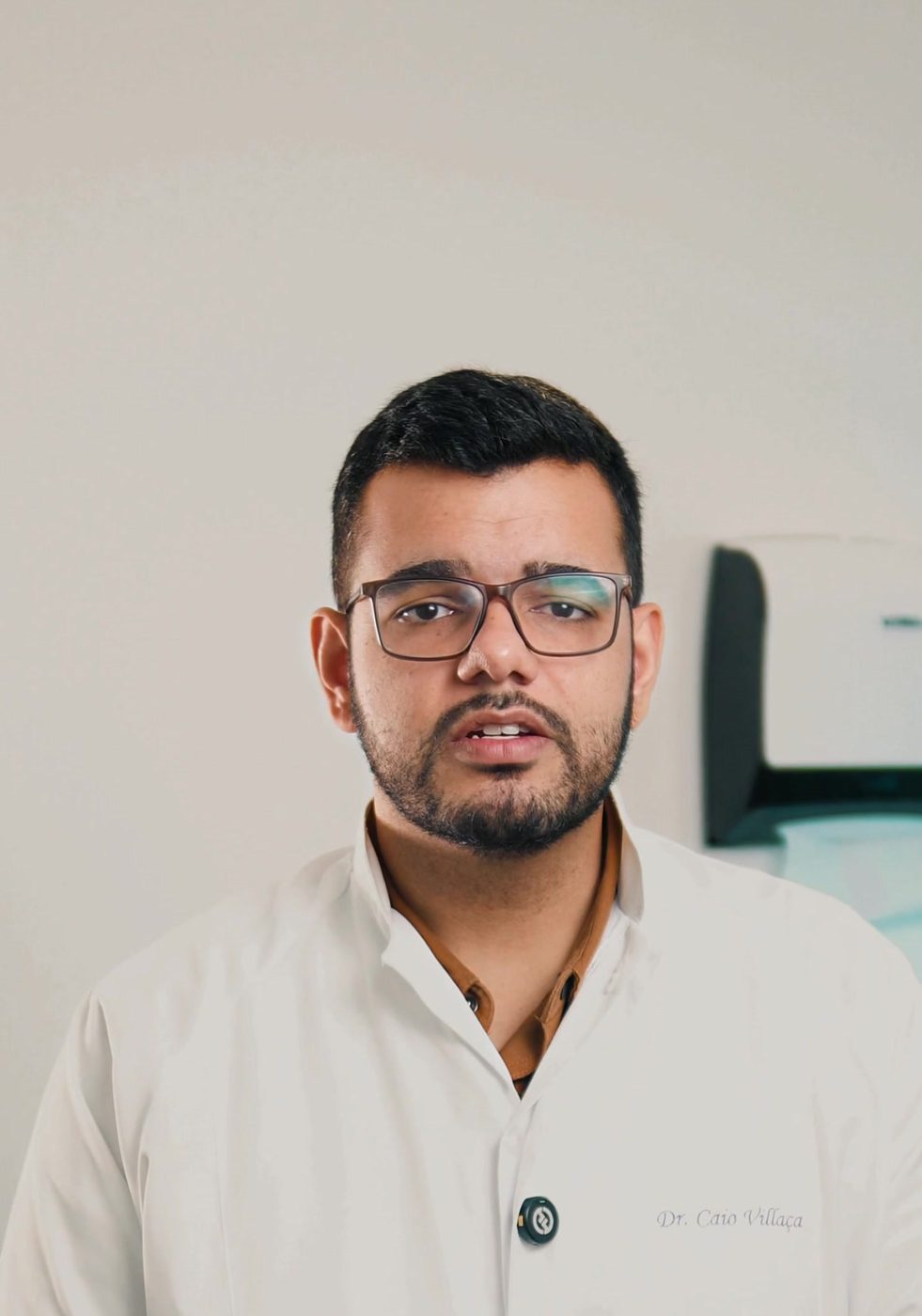 Dentista do Centro Odontológico Angelo Dolavale de jaleco, no consultório
